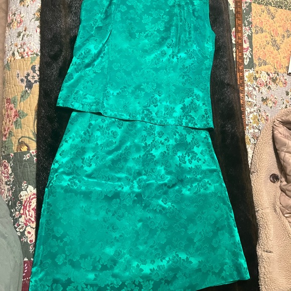 Vintage kelly green satin jacquard ladies two piece dress - Picture 3 of 11